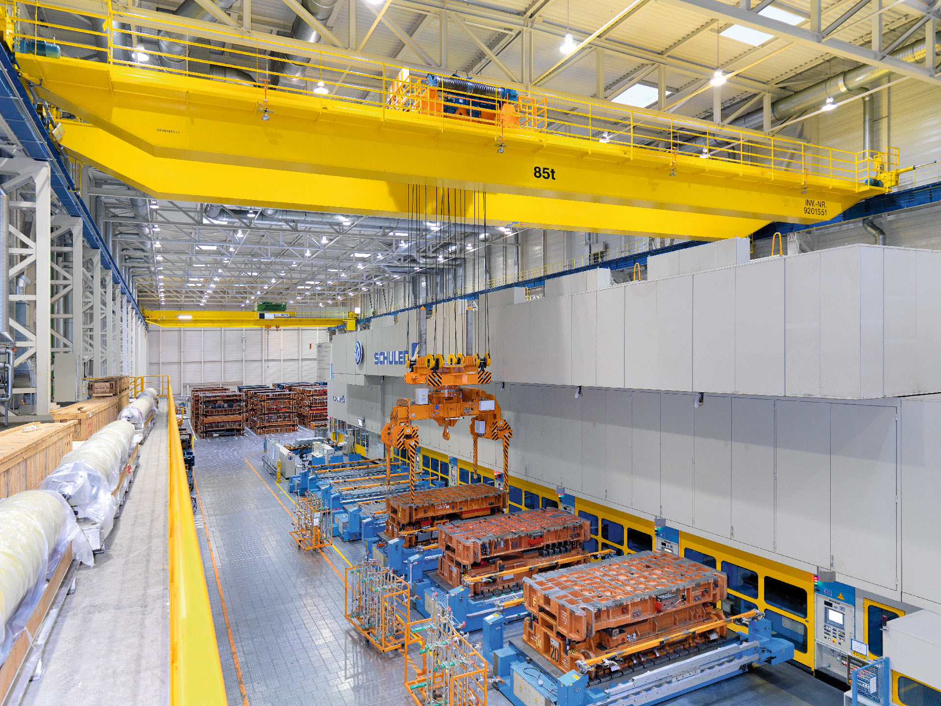 Eine Lagerhalle der Automobilindustrie mit Lagerverwaltungssystem und einem Werkzeug-Greiferkran.