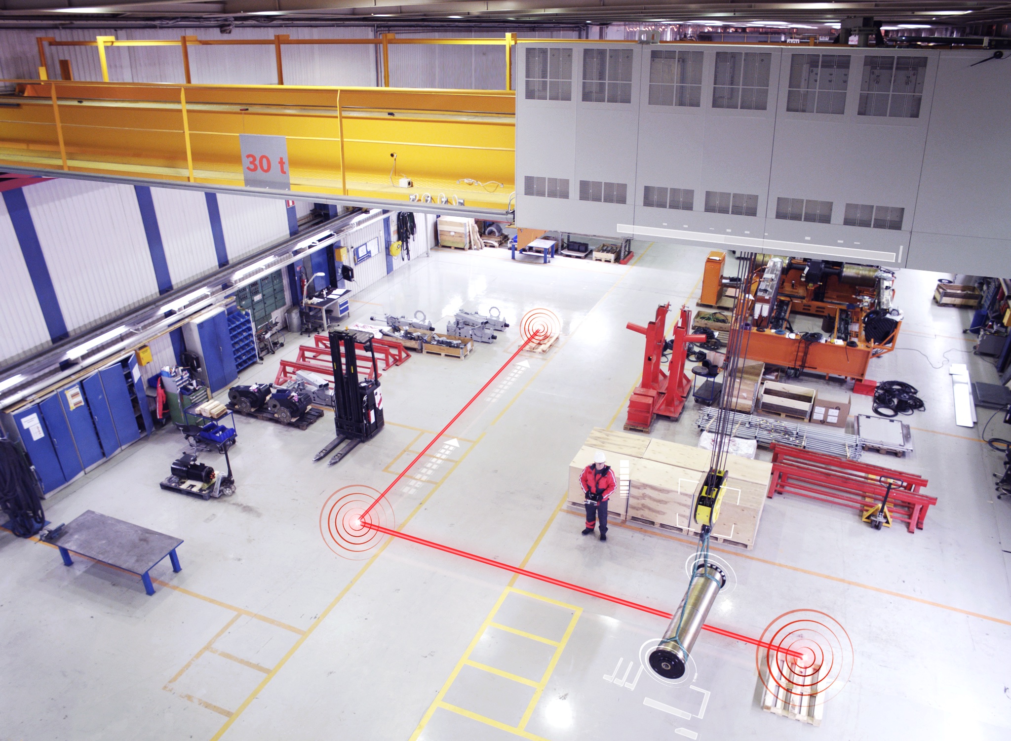 Ein Konecranes Mitarbeiter ist von oben in einer Fertigungsanlage zu sehen, während er mithilfe eine Konecranes Krans mit Seilzug eine Last bewegt.