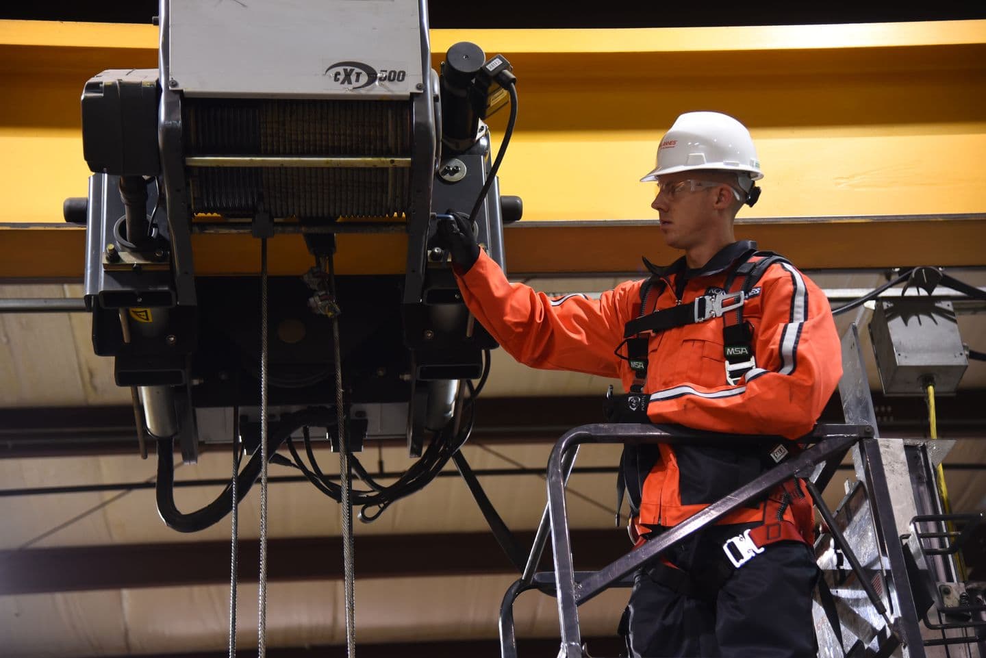 Ein Konecranes Techniker bei einem Test des Endschalters eines Seilkrans.