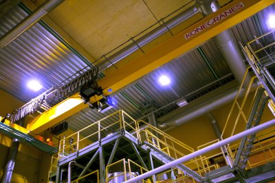 Der Konecranes EXCXT Elektroseilzugkran für gefährliche Umgebungen in einer Fertigungshalle.