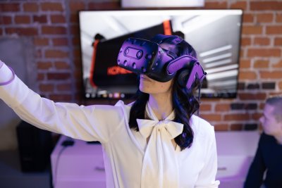 Eine Frau im Halbprofil mit einer VR-Brille.