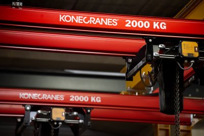 Konecranes KBK Stahl Arbeitsplatzkran mit dem Konecranes C-Serie Elektrokettenzug.