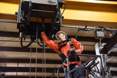 Ein Konecranes Techniker bei einem Test des Endschalters eines Seilkrans.